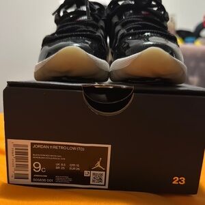 Jordan Black Low-Top Sneakers Classic Design